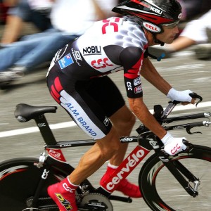 开云体育官方入口-_湖人疯狂反扑！詹姆斯绝杀瞬间点燃全场_，詹姆斯湖人经典比赛